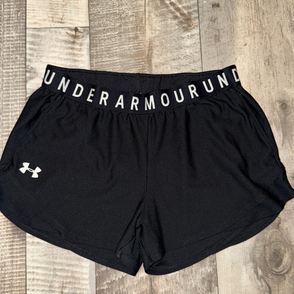 - UNDER‎  ARMOUR Shorts-size MD